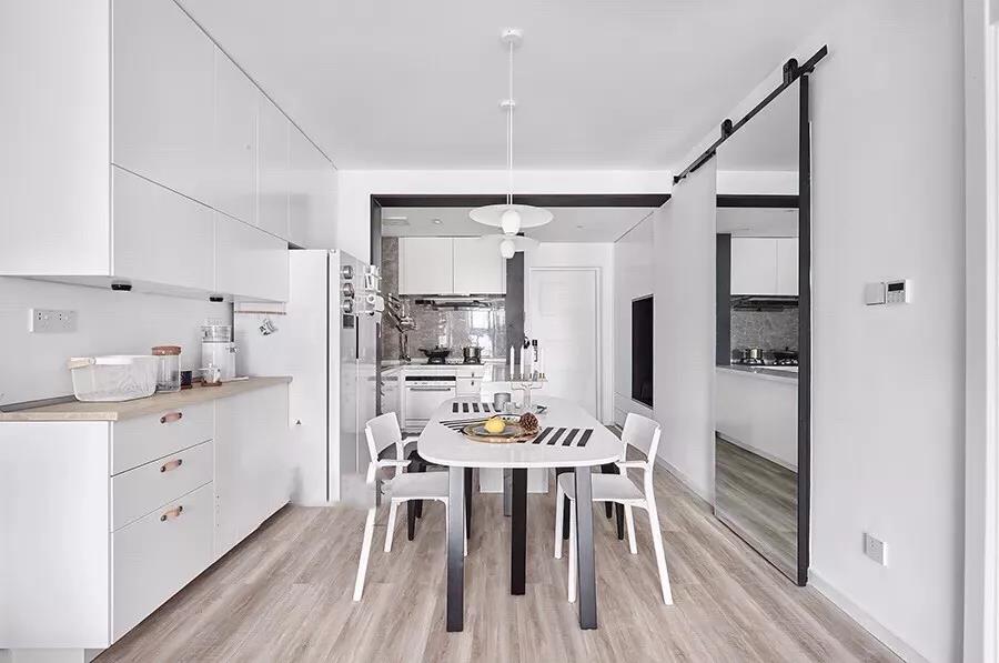 餐廳裝修做上餐邊柜加吊柜，儲(chǔ)物空間滿滿