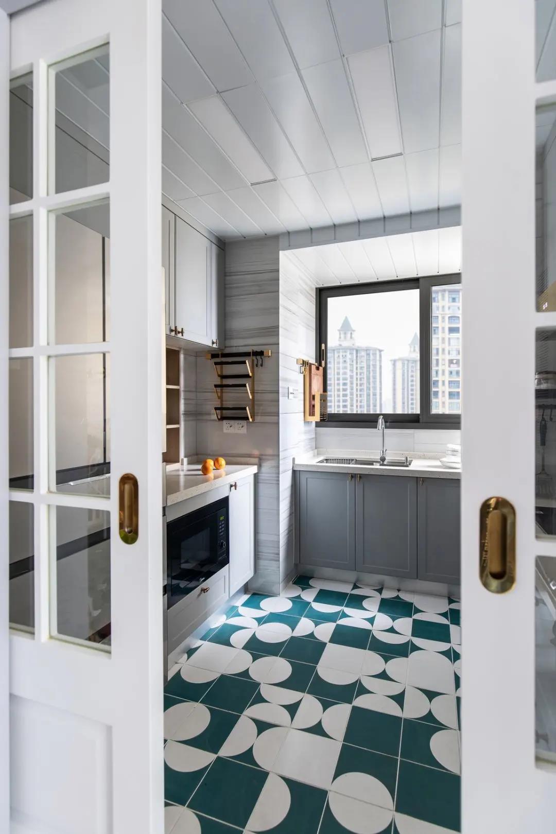 90平現(xiàn)代混搭風(fēng)格裝修，大膽撞色